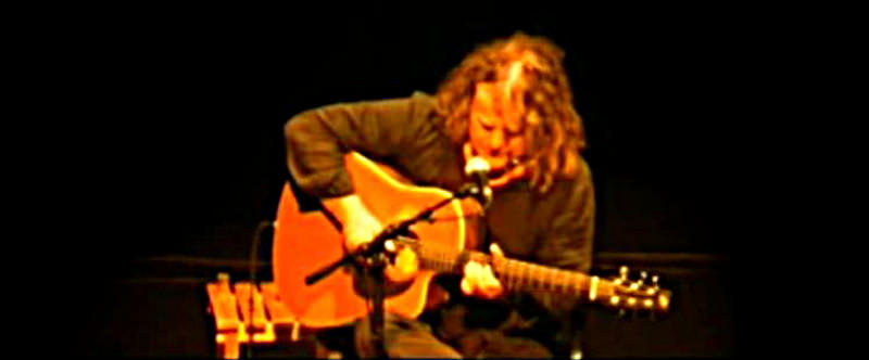 Pat O'May interprète Breizh-Amerika lors de son Anacoustik Tour en 2002